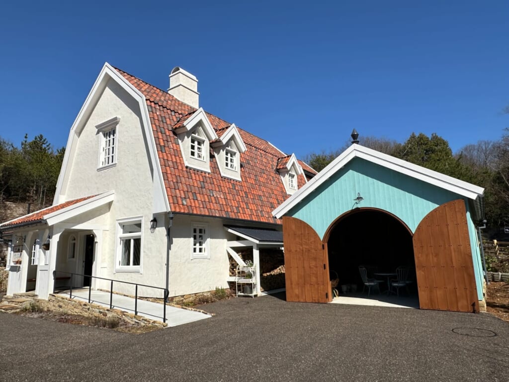 『ジブリパーク』「魔女の谷」の「オキノ邸」に隣接するガレージ