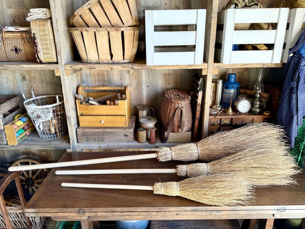 『ジブリパーク』「魔女の谷」の「オキノ邸」に隣接するガレージ内に置かれた3本の空飛ぶほうき