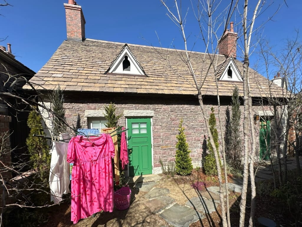 『ジブリパーク』「魔女の谷」の「魔女の家」裏庭と洗濯物