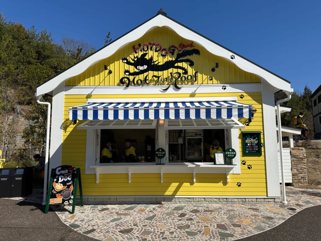 『ジブリパーク』「魔女の谷」のネコの手ホットドッグが食べられる「ホット・ティン・ルーフ」
