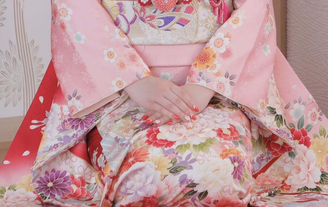 振袖で成人式の前撮りをしている女性の手元