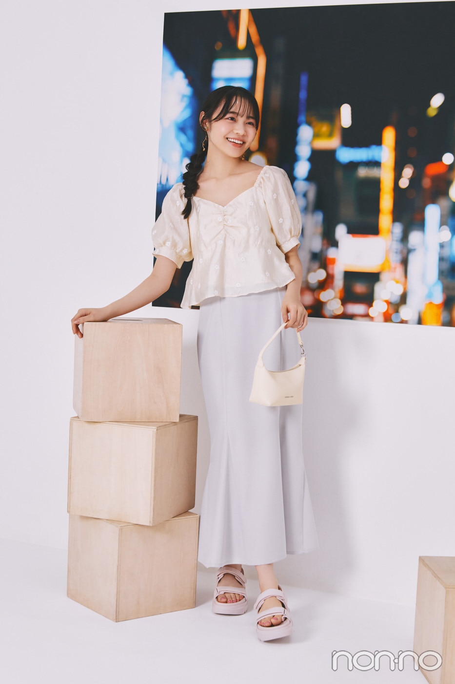 たまごイエローのトップスにマーメイドスカートを合わせた林芽亜里