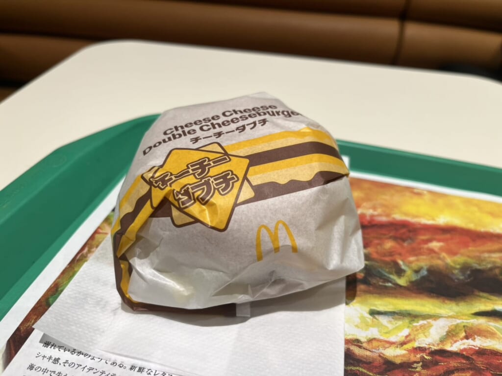 マクドナルドのチーズチーズダブルチーズバーガー　パッケージ