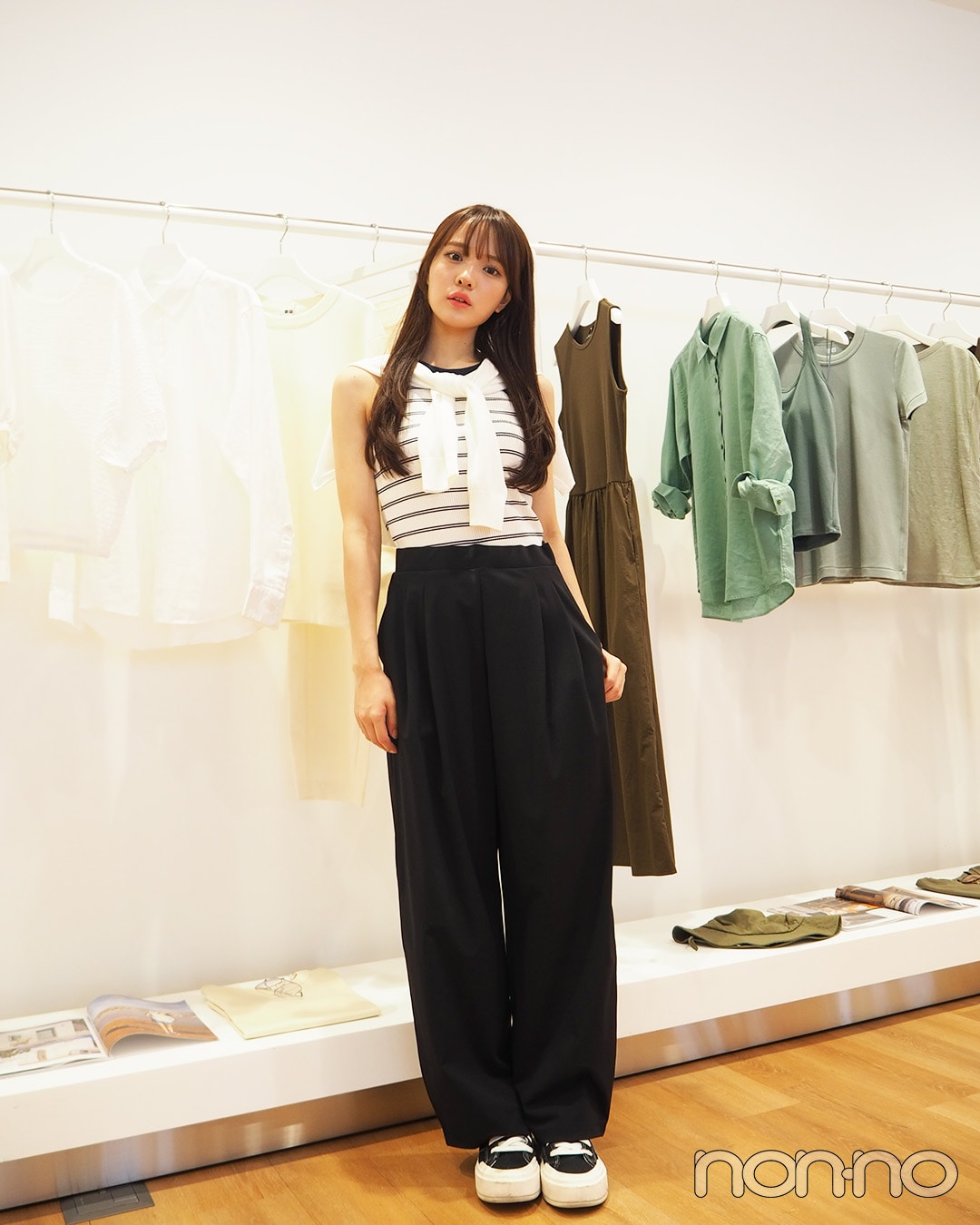 黒のウルトラストレッチアクティブワイドパンツにボーダータンク、カーデを肩掛けしたコーデ