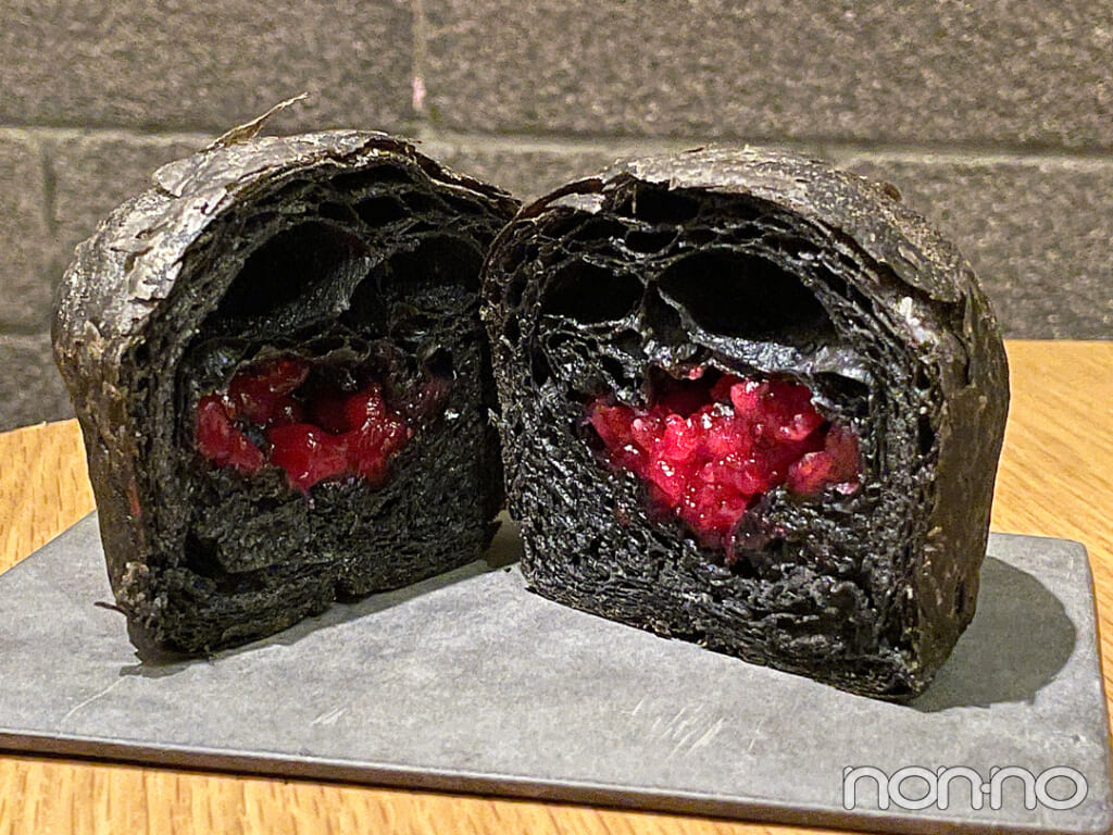 スターバックスのハロウィン新作・『ハロウィン チョコ&ベリーデニッシュ』の断面