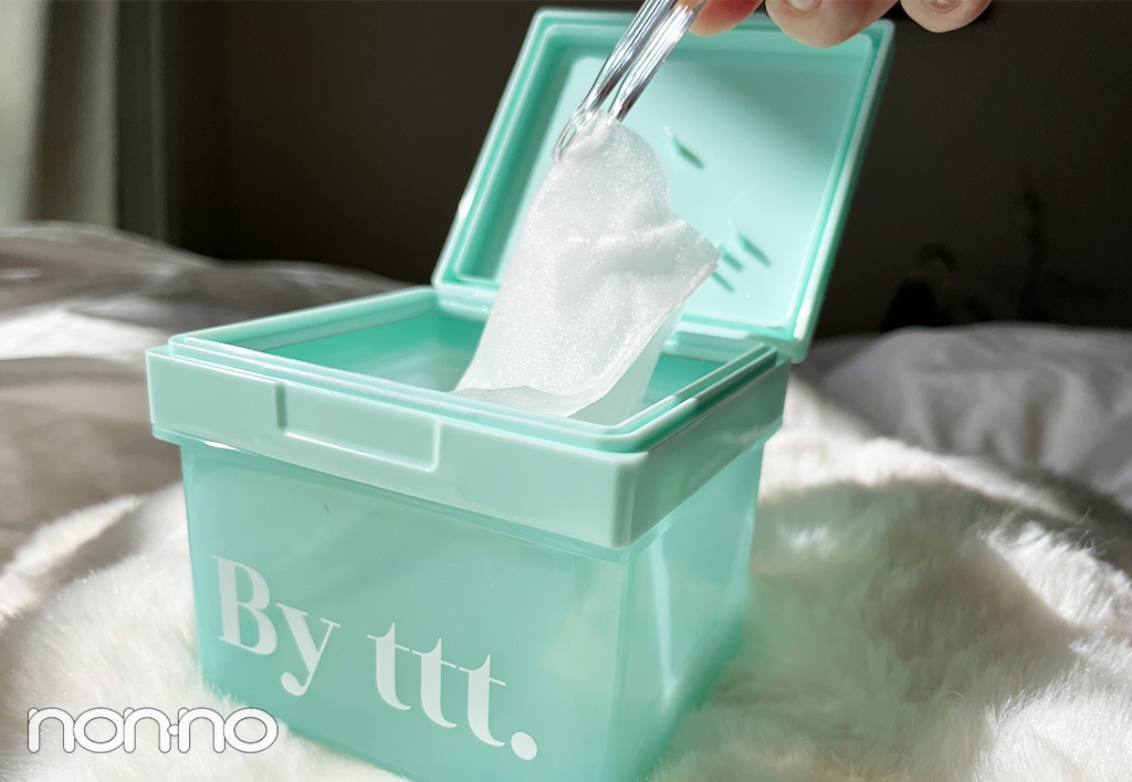 バイティースリーの部分用マスク「CLEAR POINT MASK」をピンセットでとるときの様子