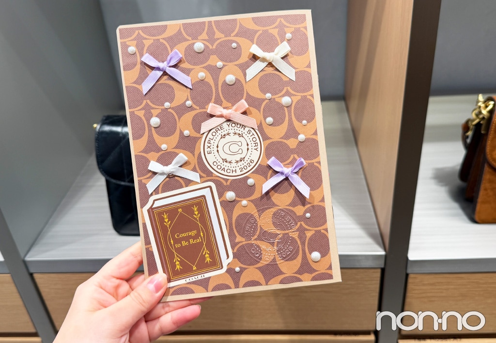 リボンやパールをはったノートブック