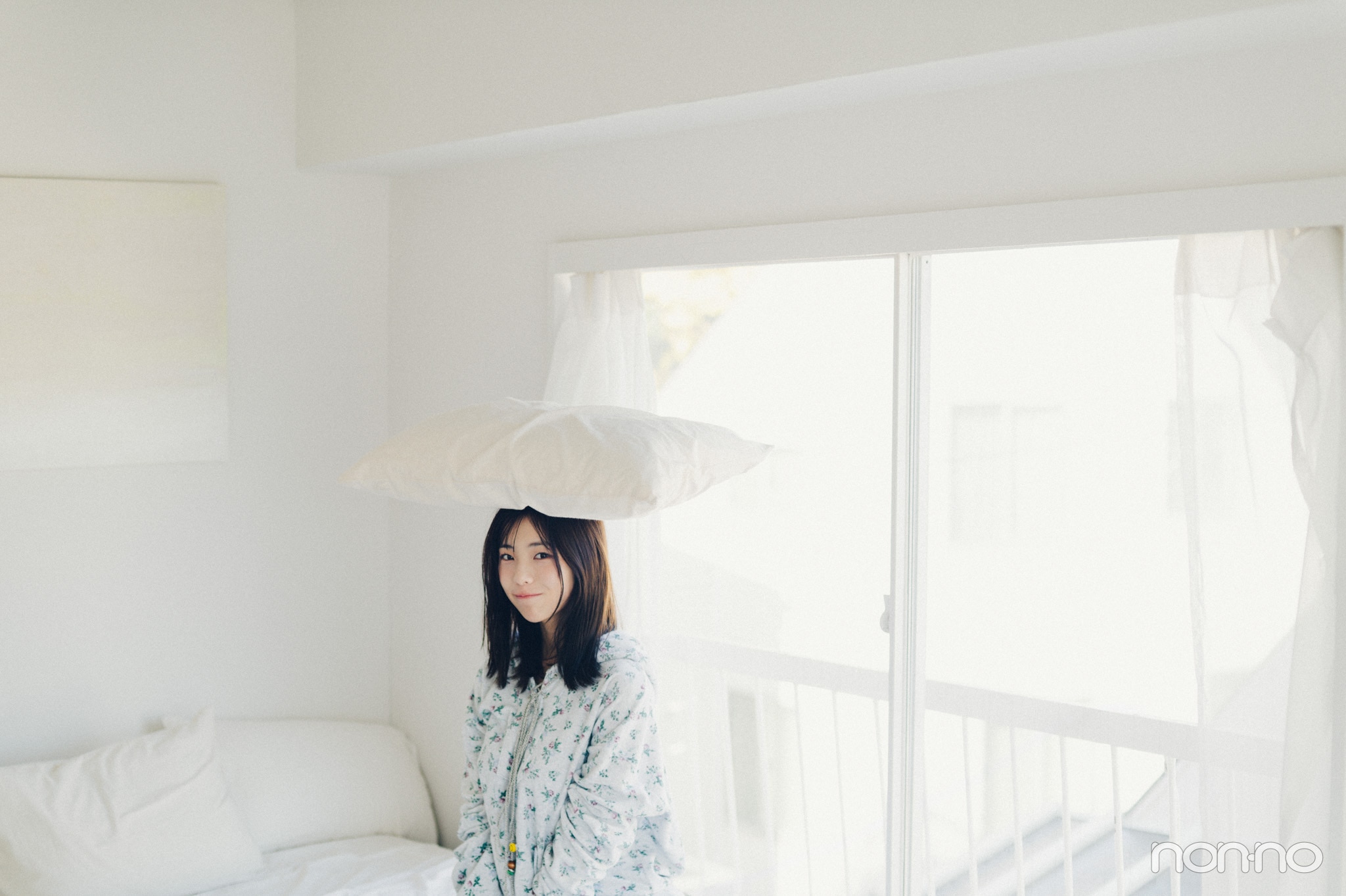 菊地姫奈のひなでぃぐ。第8回の枕を頭に載せたショット