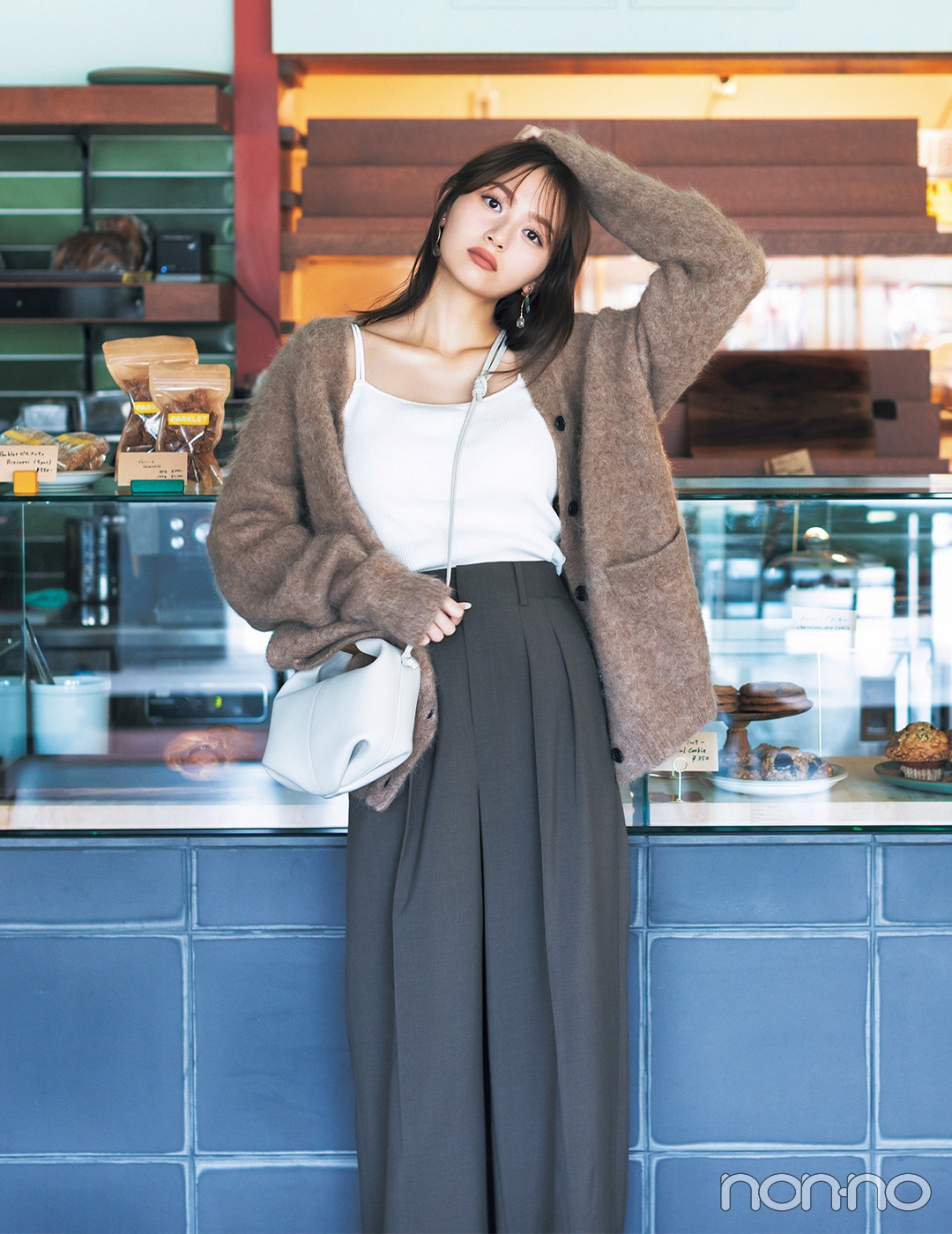 ブラウンカーディガン×スラックスコーデの女性