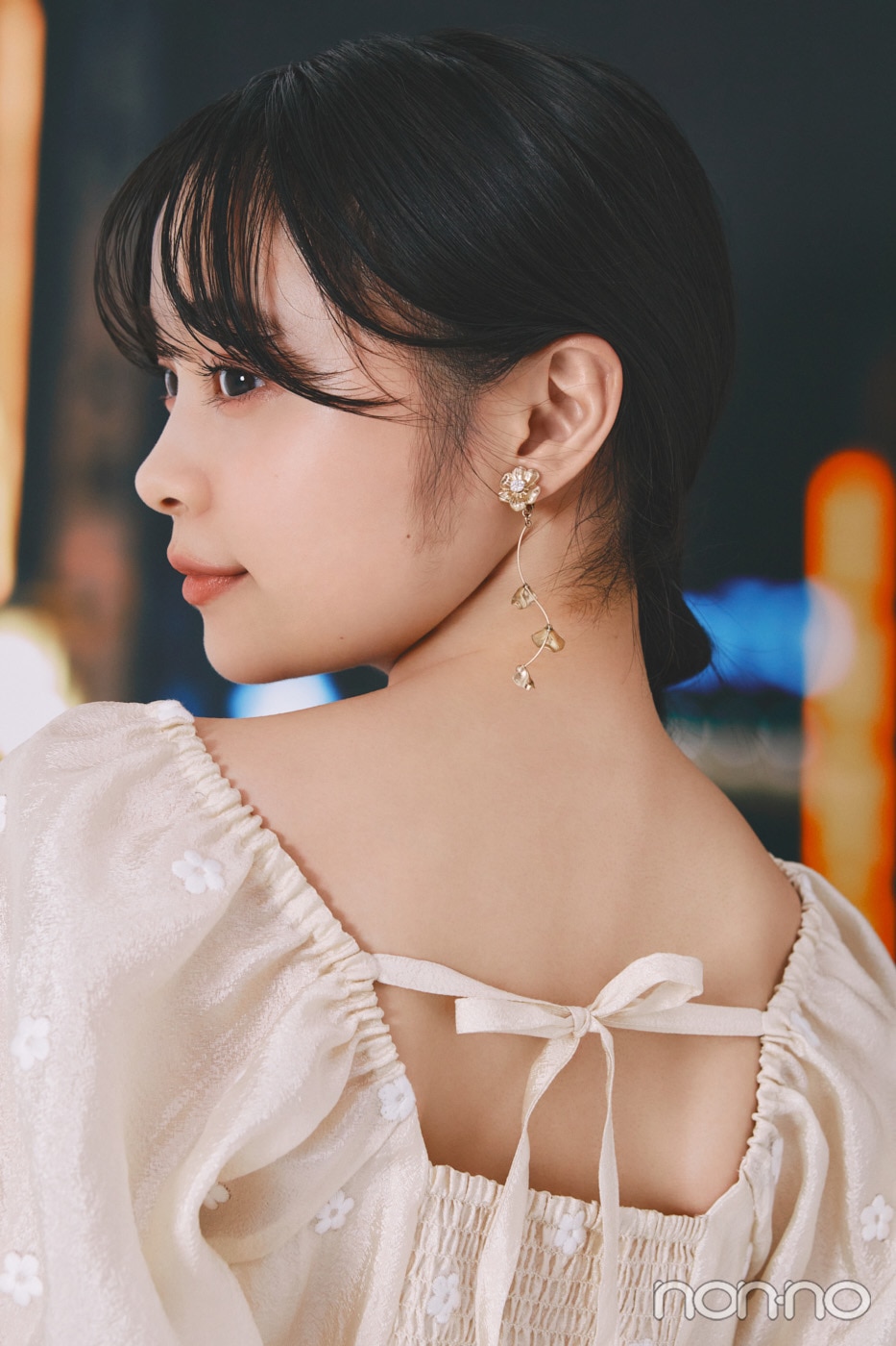 ゴールドのイヤリングをつけた林芽亜里