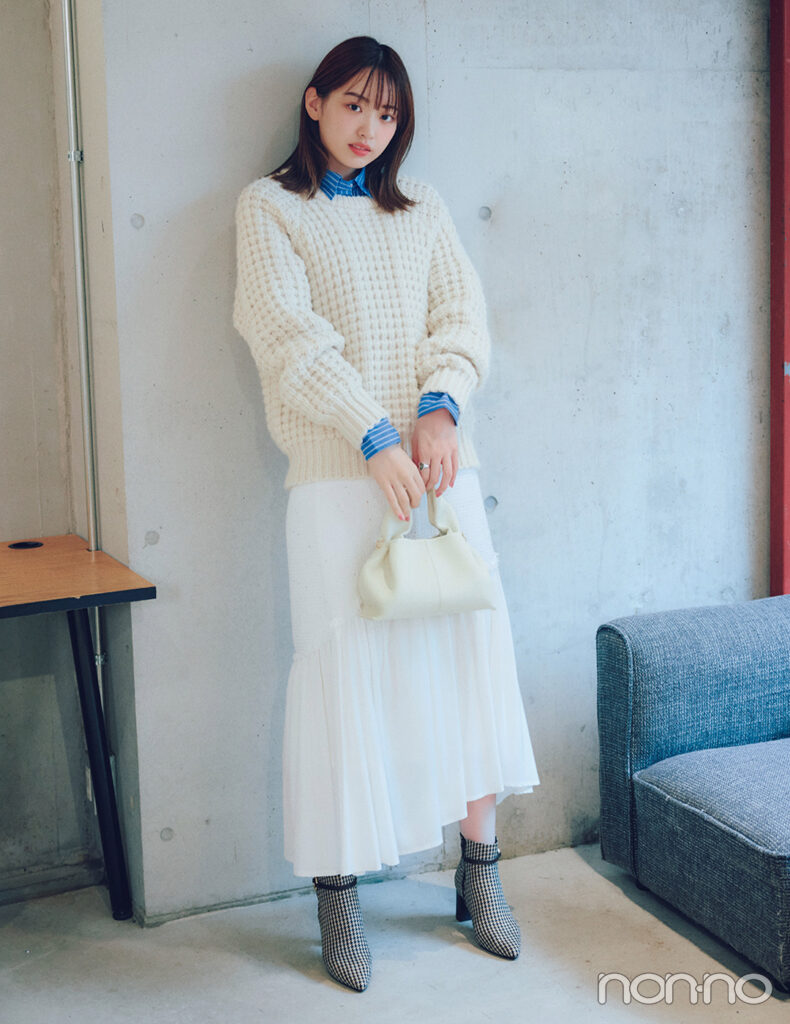 白ニット×シャツ×白スカートの可愛い白ニットコーデ