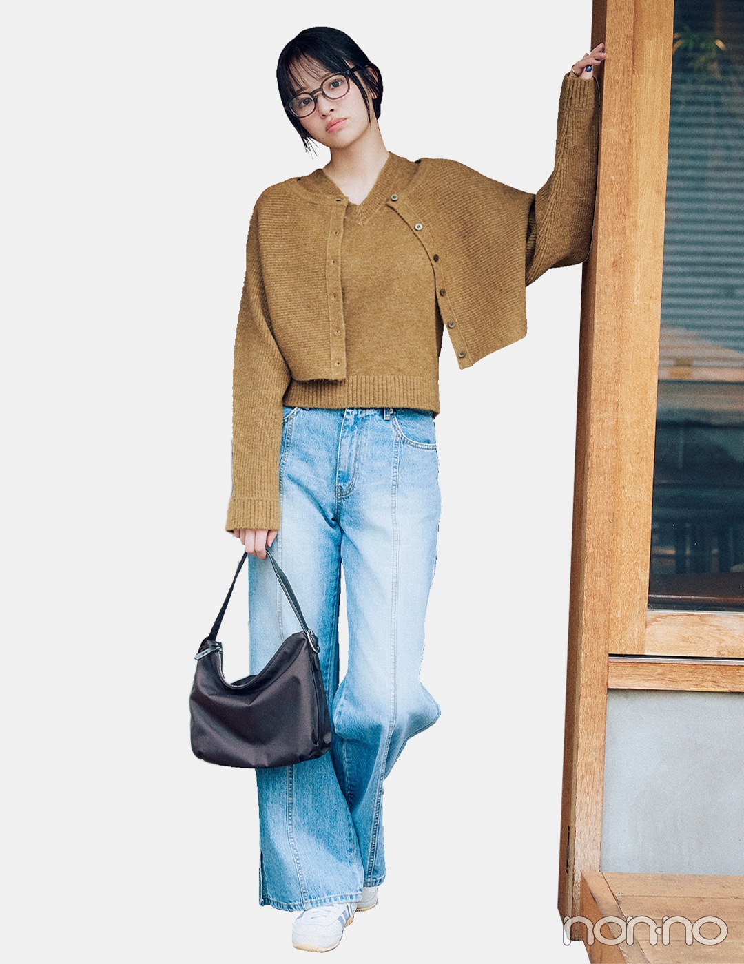 ブラウンニット×カーディガン×デニムパンツコーデの女性