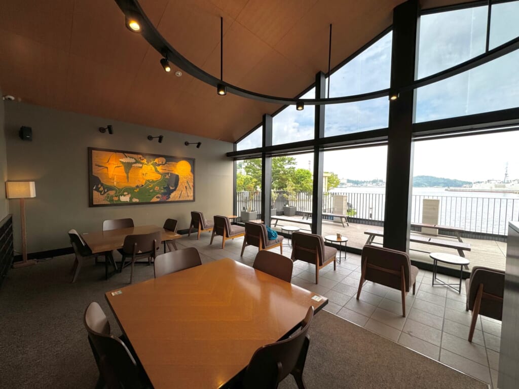 スタバ コースカベイサイトストア2階席全景