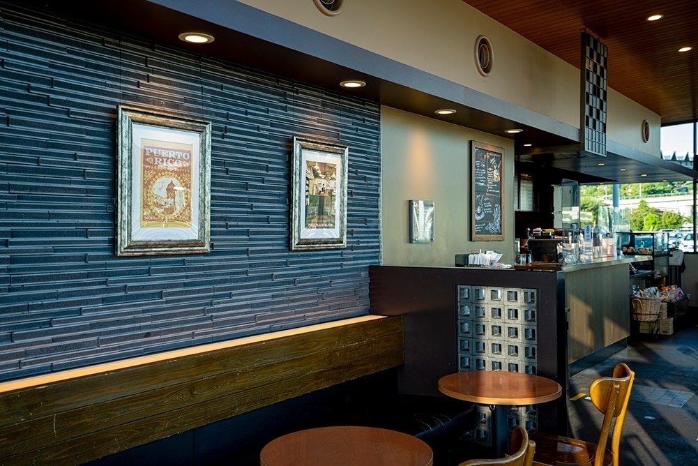 壁には淡路島で400年の伝統をもつ「淡路瓦」がタイルのように使われている