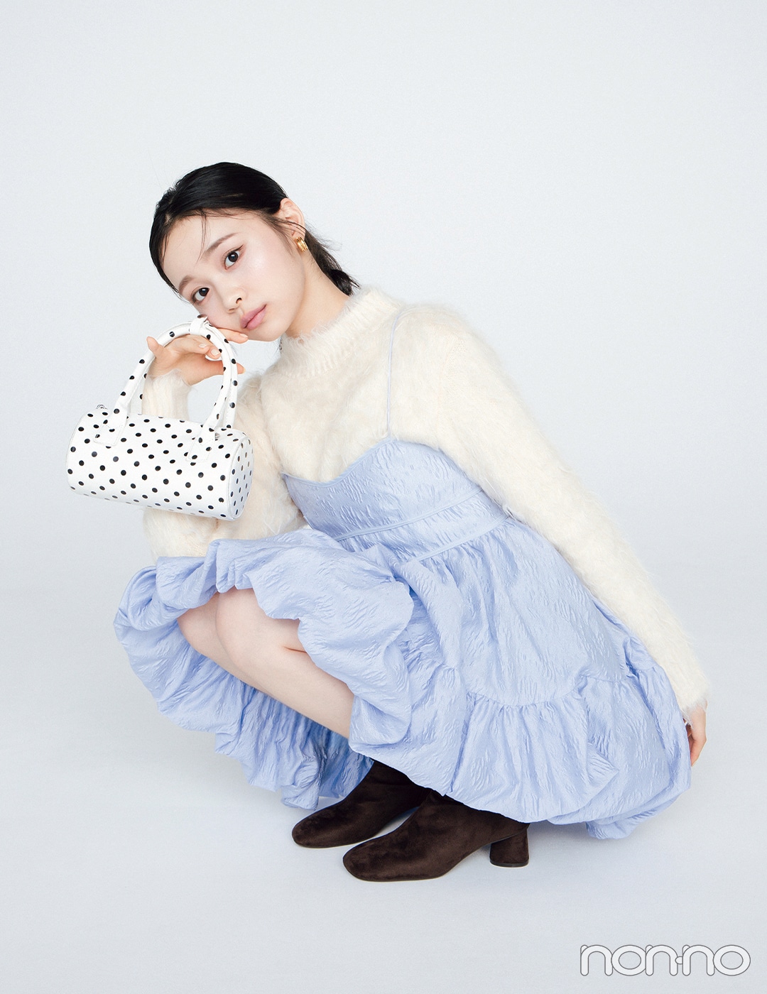 ふわふわ白ニット×ミニ丈キャミワンピの可愛い白ニットコーデ