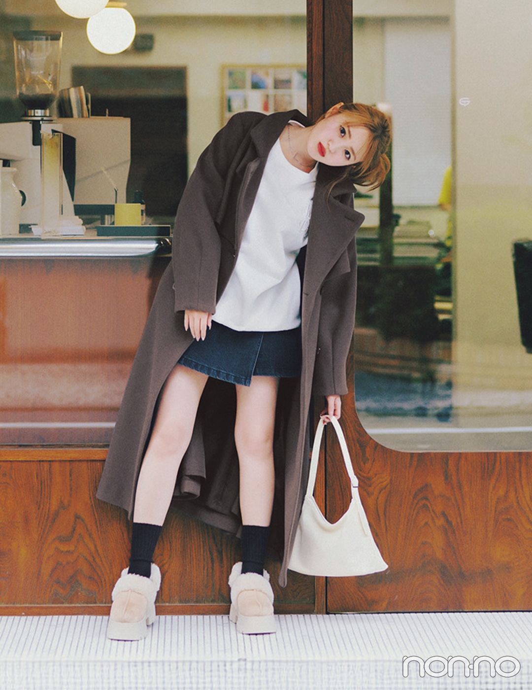 大学生の可愛い冬のデートコーデ　ショートパンツとロングコートを着た女性