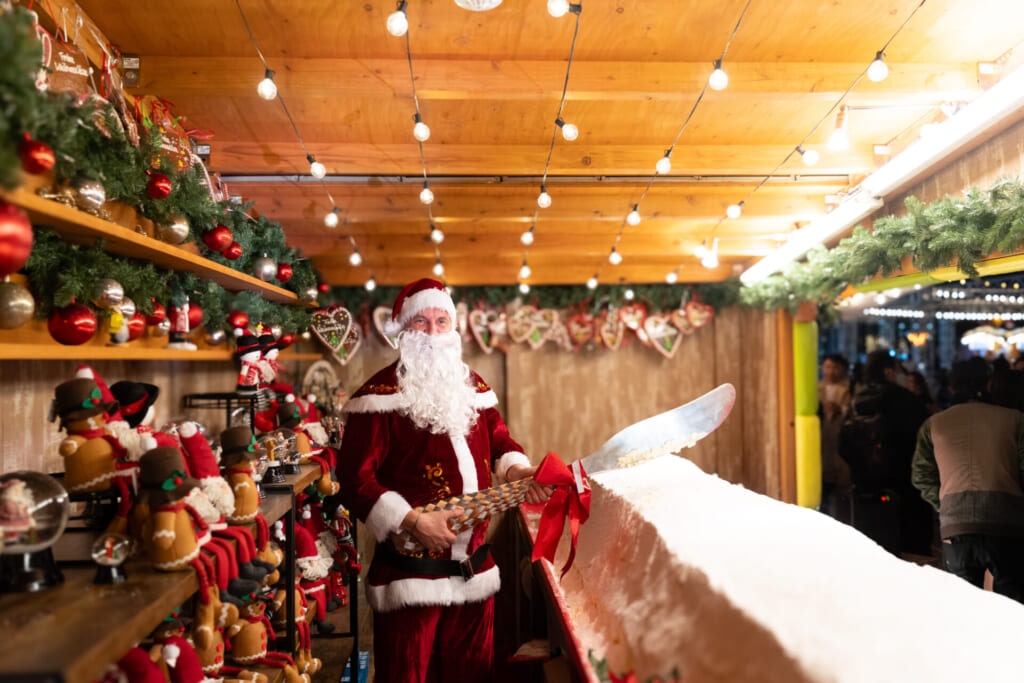 東京スカイツリータウン クリスマスマーケット 巨大シュトーレンとサンタクロース