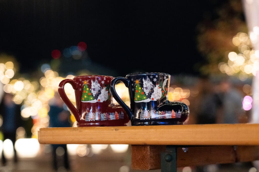 東京スカイツリータウン クリスマスマーケット マグカップに入っているグリュワイン赤と白