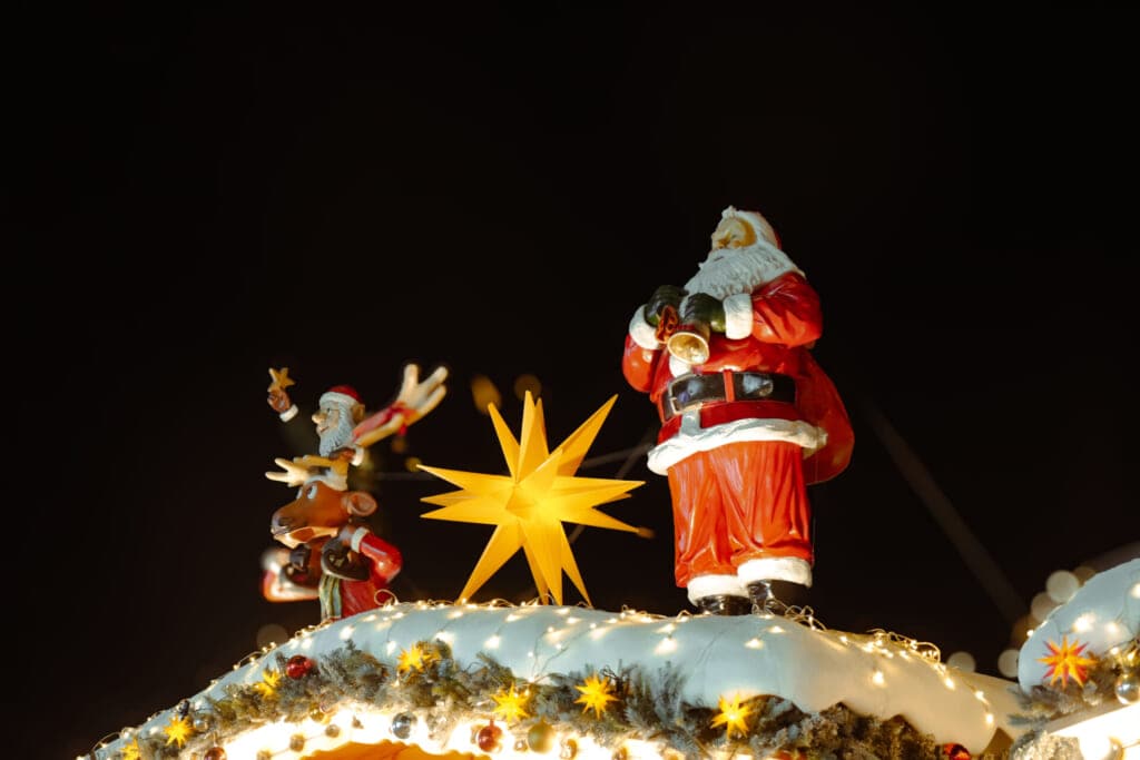 東京スカイツリータウン クリスマスマーケット 屋根の上にいるサンタクロースの置物