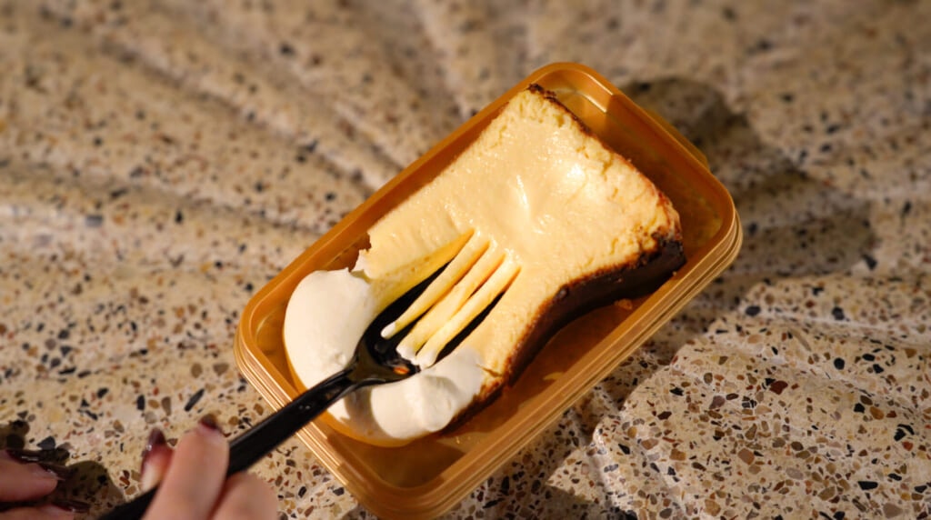 麻布台ヒルズ クリスマスマーケット　バスクチーズケーキ