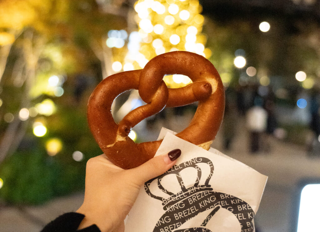 麻布台ヒルズ クリスマスマーケット　German Christmas Stand　発酵バタープレッツェル 