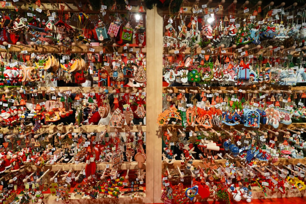 麻布台ヒルズ クリスマスマーケット　Käthe Wohlfahrt　たくさんのクリスマスグッズが陳列されている