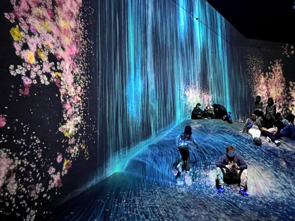チームラボ　麻布台ヒルズ　人々のために岩に憑依する滝