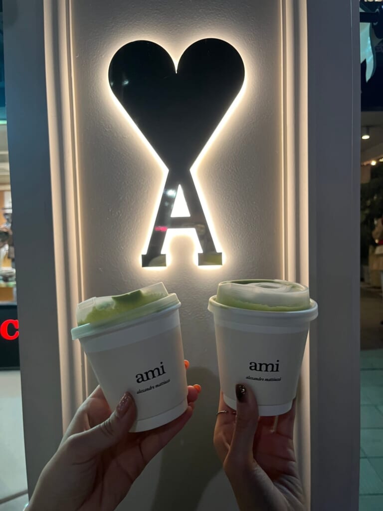 アミ パリス　ドリンクと看板