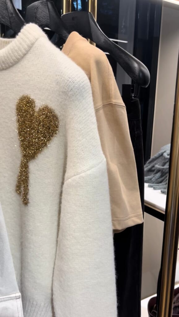 アミ パリス　ゴールドカラーの「アミ ドゥ クール」ロゴが施されたニット