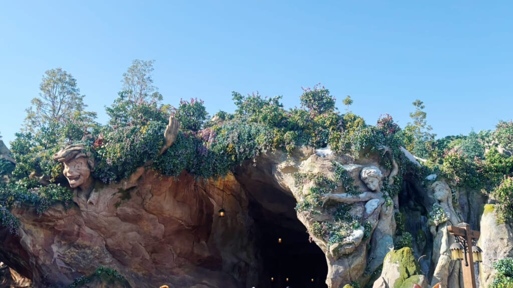 ディズニー ファンタジースプリングス　ピーターパンの石像