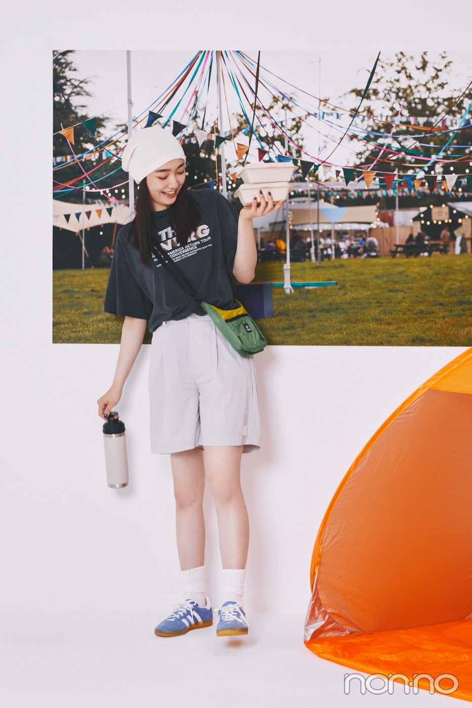 黒いTシャツにハーフパンツをはいた小宮山莉渚