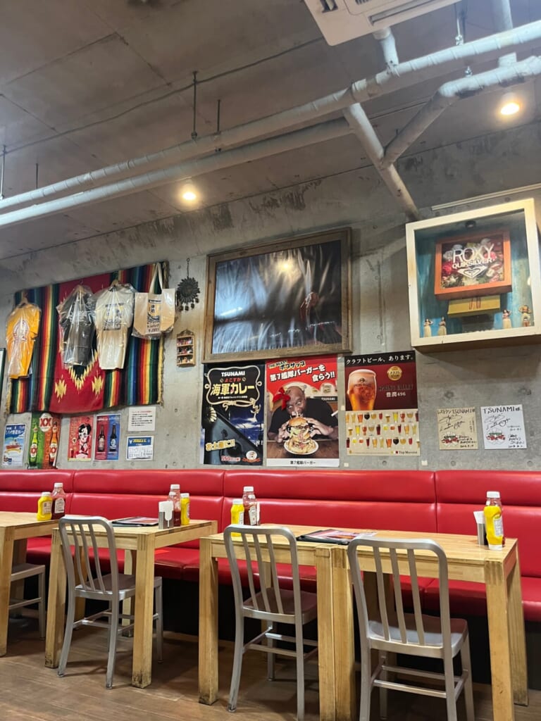 横須賀名物　Tsunami　店内