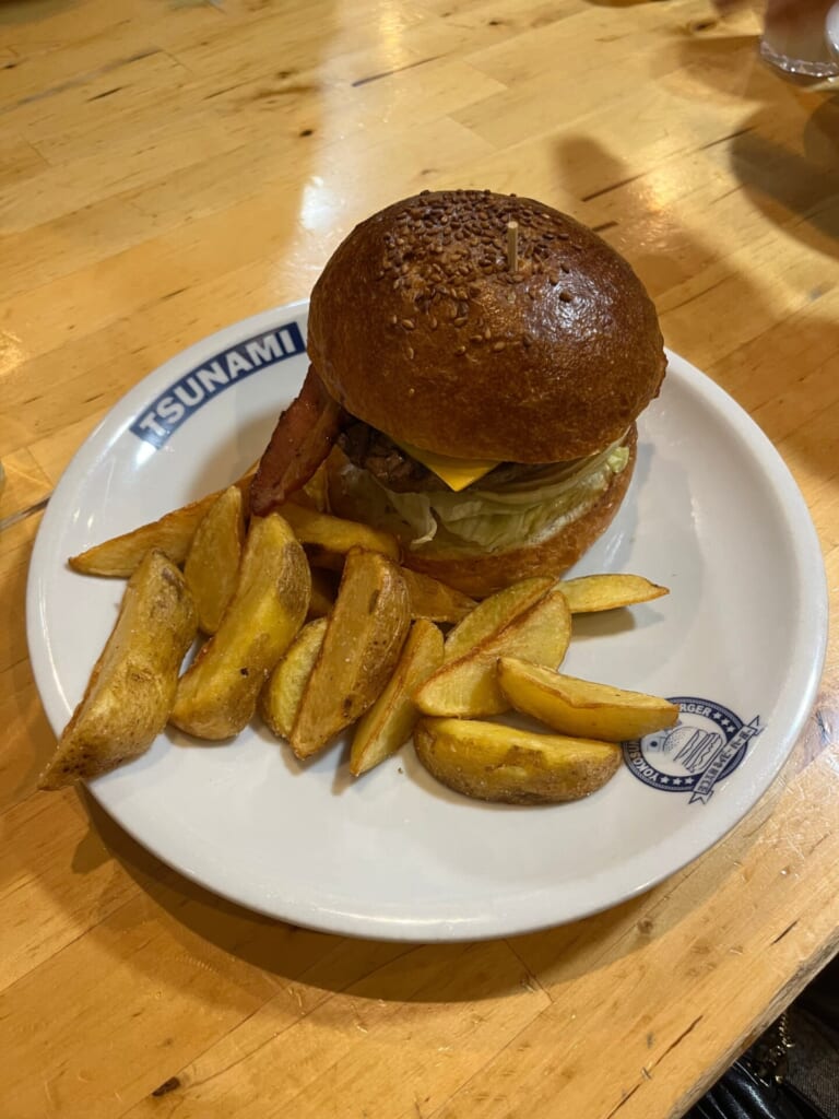 横須賀名物　Tsunami　ハンバーガー