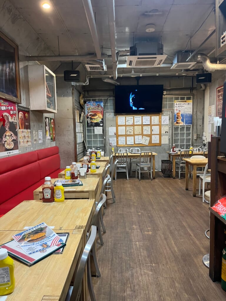 横須賀名物　Tsunami　内観