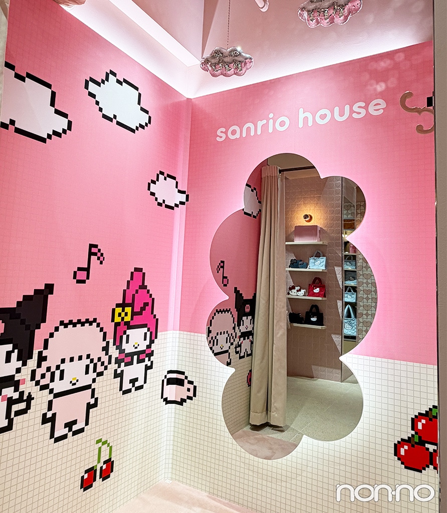 壁にサンリオキャラクターのタイルがはられた試着室