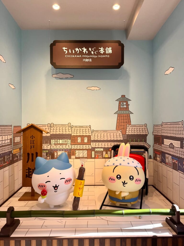 ちいかわもぐもぐ本舗　川越のフォトスポット。ハチワレとうさぎ