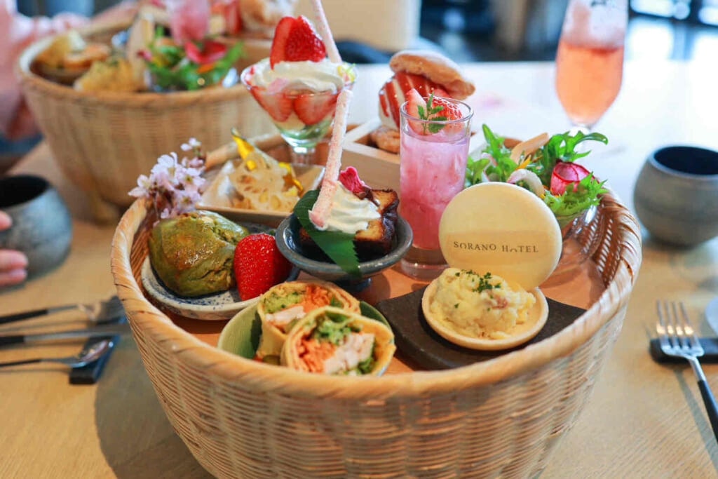 GREEN SPRINGS（グリーンスプリングス）　苺の花籠アフタヌーンティー