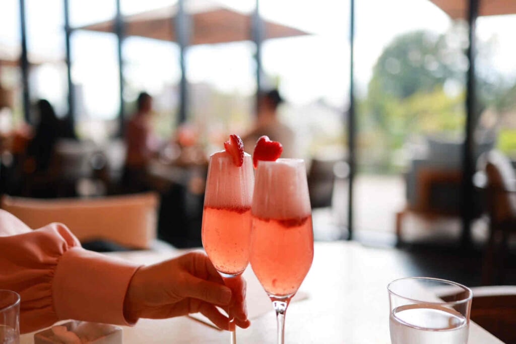 GREEN SPRINGS（グリーンスプリングス）　苺の花籠アフタヌーンティー　苺と桜のプリッツァー（モクテル）　