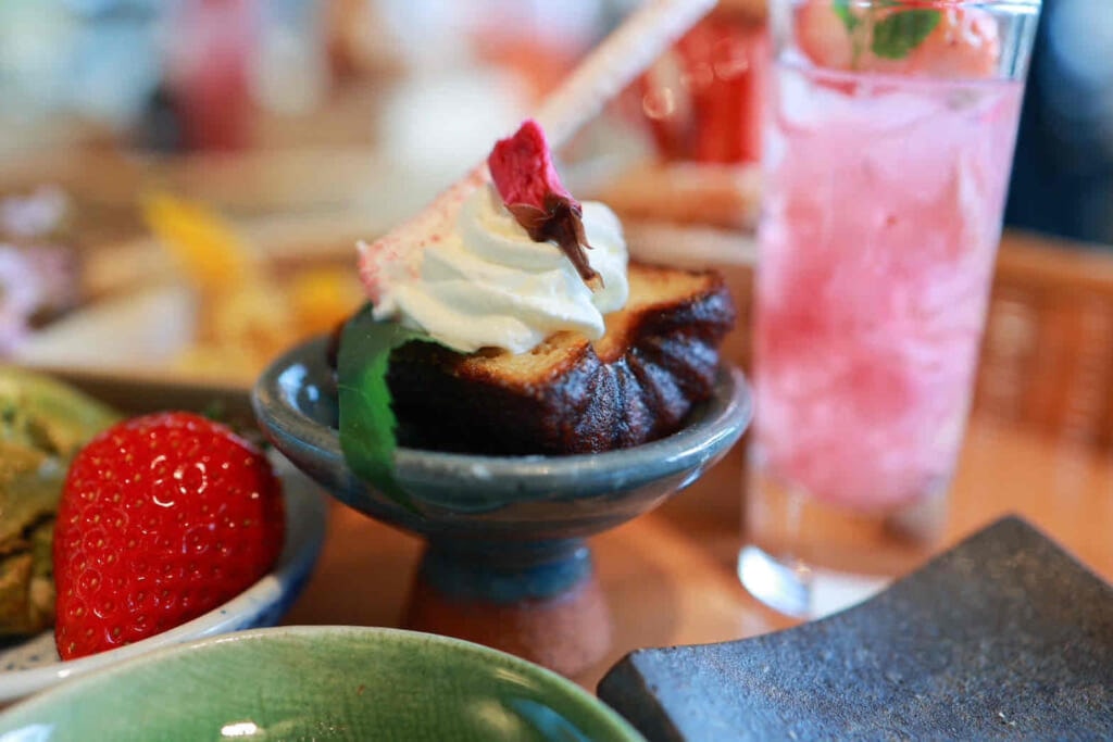 GREEN SPRINGS（グリーンスプリングス）　苺の花籠アフタヌーンティー　カヌレアップ