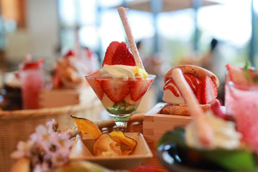 GREEN SPRINGS（グリーンスプリングス）　苺の花籠アフタヌーンティー　苺と抹茶のミニパフェ