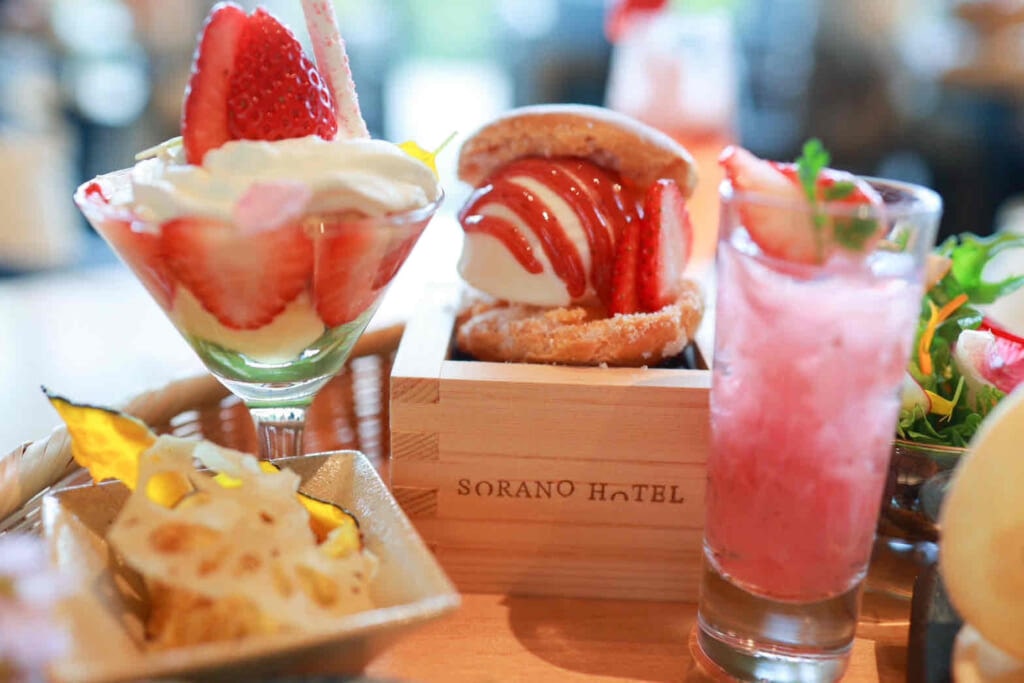 GREEN SPRINGS（グリーンスプリングス）　苺の花籠アフタヌーンティー　苺と抹茶のミニパフェ、立飛のそらの酒粕アイスとSORANO米のシューラスク、桜のゼリー