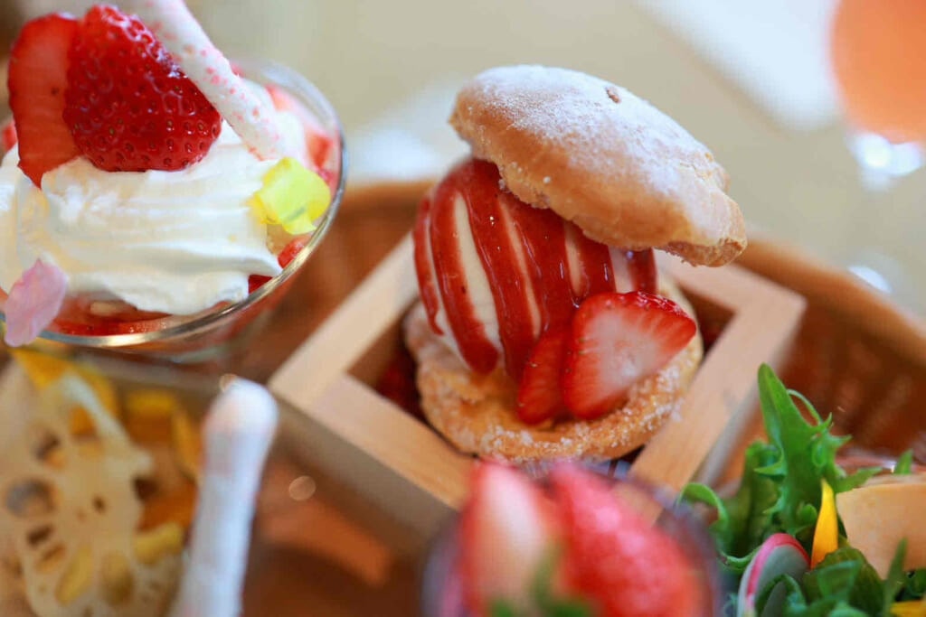 GREEN SPRINGS（グリーンスプリングス）　苺の花籠アフタヌーンティー　立飛のそらの酒粕アイスとSORANO米のシューラスク