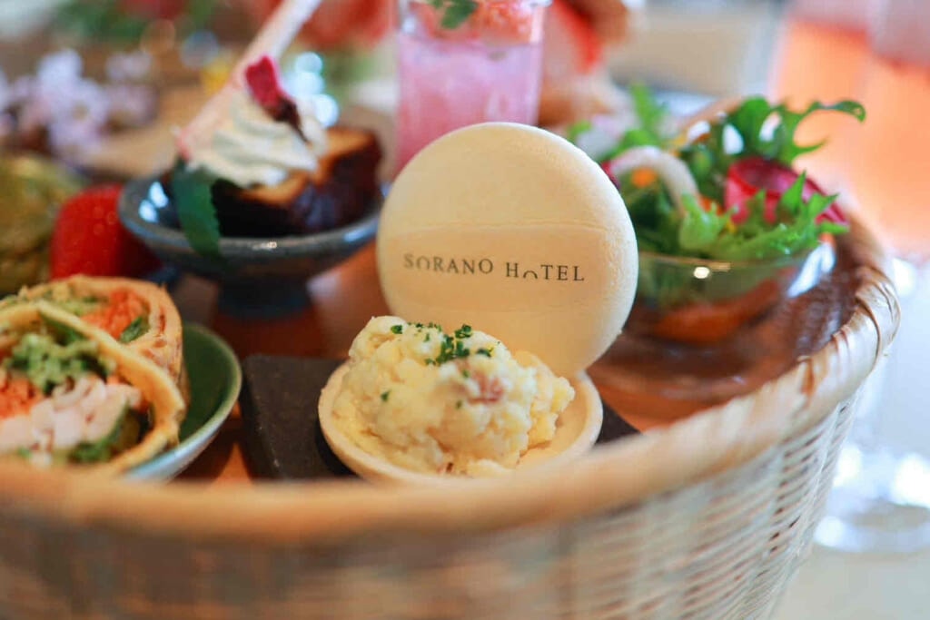 GREEN SPRINGS（グリーンスプリングス）　苺の花籠アフタヌーンティー　自家製ポテトサラダの最中サンド