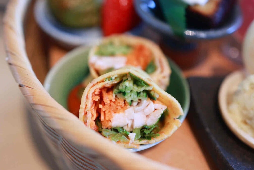 GREEN SPRINGS（グリーンスプリングス）　苺の花籠アフタヌーンティー　SORANO米を使用した鶏ハムラップサンド