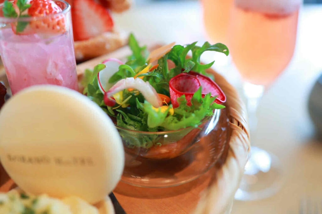 GREEN SPRINGS（グリーンスプリングス）　苺の花籠アフタヌーンティー　春爛漫サラダ