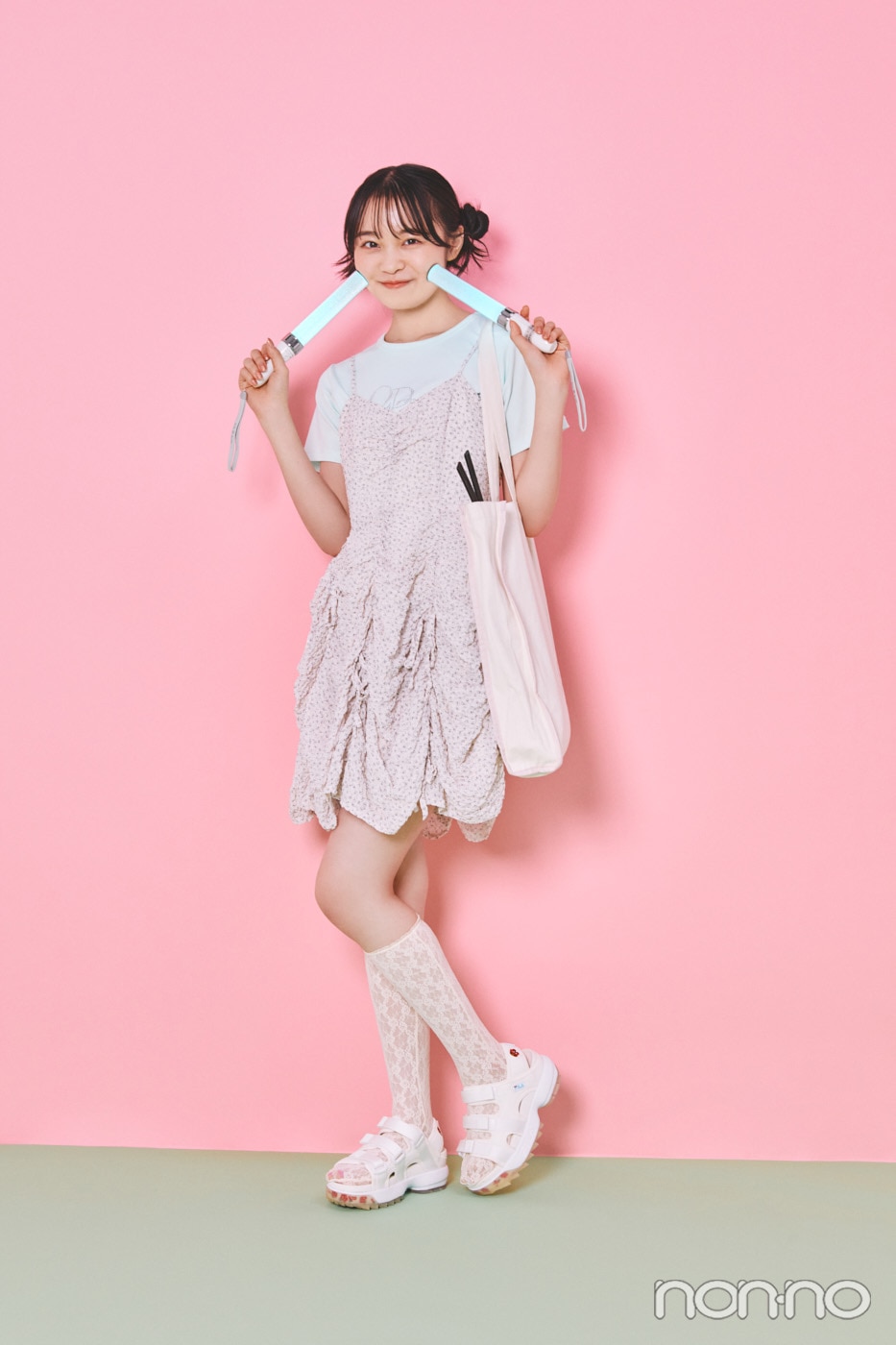 ミントグリーンのTシャツに小花柄のキャミワンピを着た林芽亜里