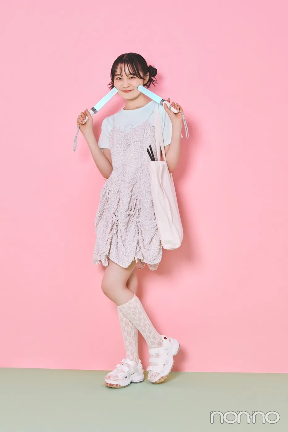 林芽亜里の大学生の一週間コーデ、日曜日のTシャツスタイル