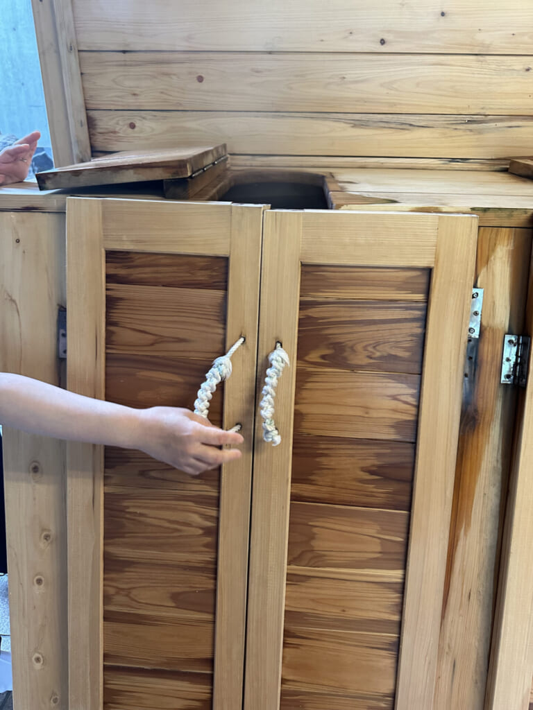 熊本県小国町　蒸気サウナ　扉