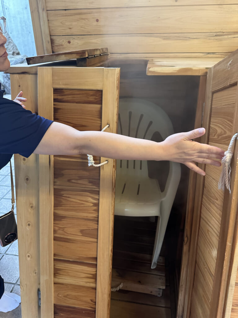 熊本県小国町　蒸気サウナ　扉を開けている途中