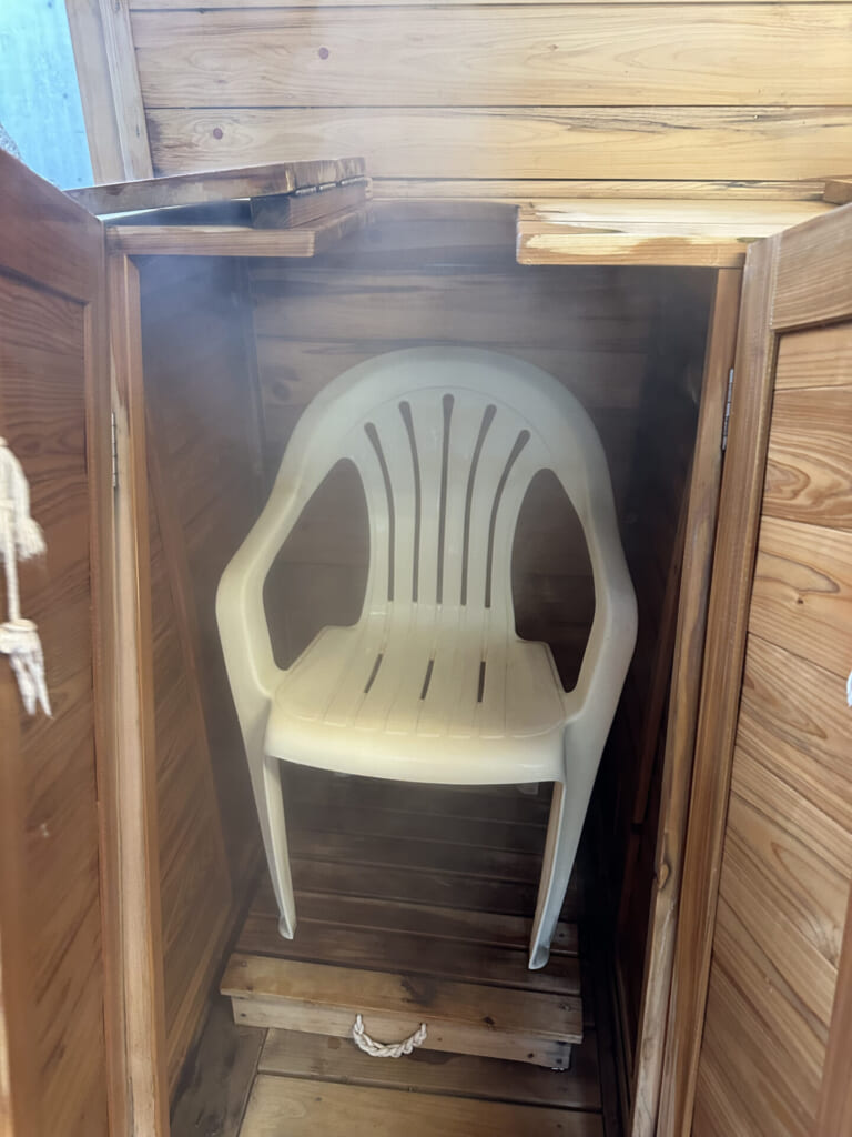 熊本県小国町　蒸気サウナ　中の様子　椅子が一つある